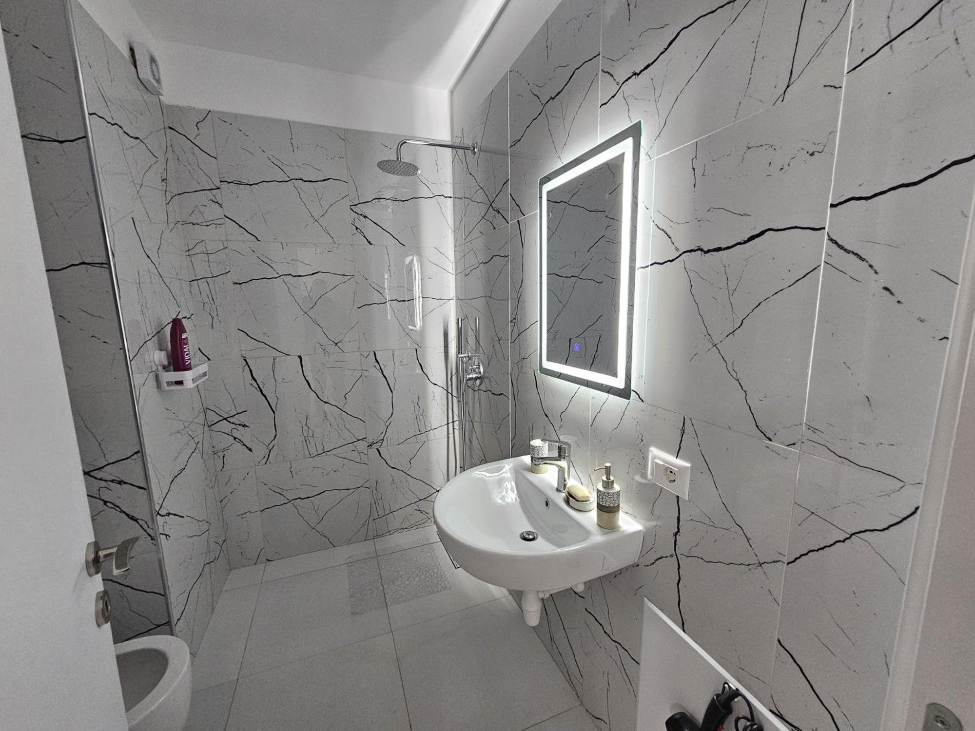 Ferienwohnung Valentino Zirkon Tirana Exterior foto